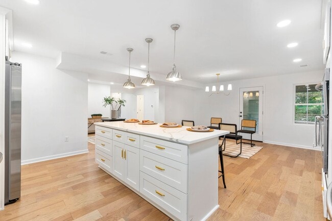 Building Photo - Beautifully Renovated 5 Bed/3 Bath Farmhouse in Upper St. Clair - Available Early June!