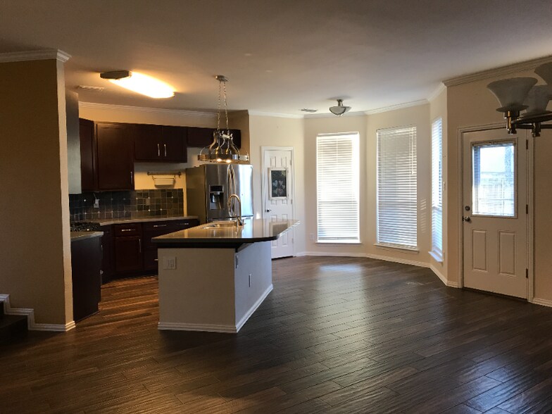 Building Photo - 1761 Meyerwood Ln S