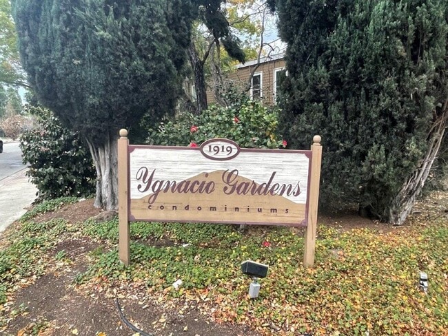 Building Photo - Coming Soon! Fully updated 2 bedroom 1.5 bath condo, walk to Ygnacio Plaza & Heather Farms Park!