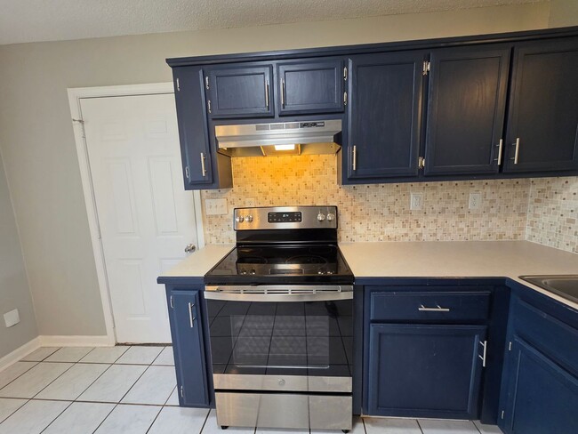 Building Photo - Comfort and Convenience Ranch Home Awaits - One Month FREE with 13 Month Lease!