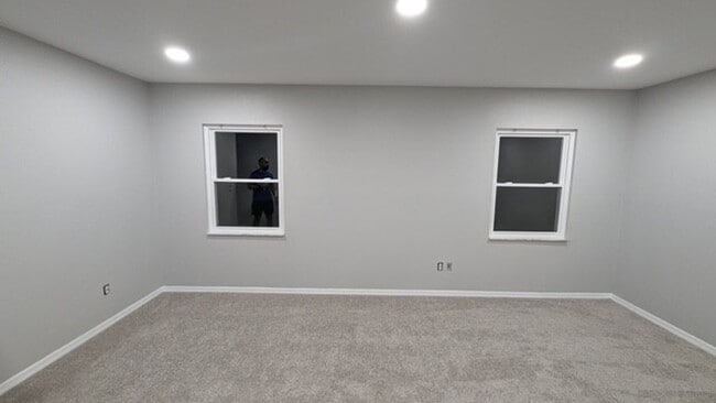 Building Photo - Beautiful Two-story home with Pool 3/2/2 car garage