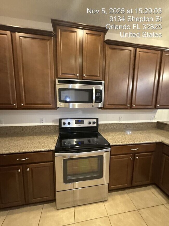 Building Photo - Beautiful Spacious 3 bed 2.5 bath Home in ...