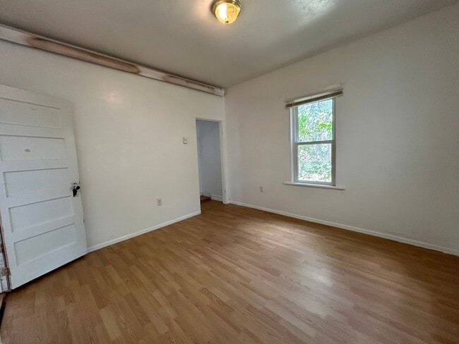 Building Photo - 2 Bed 1 Bath Large House with Fenced Yard and Washer Dryer Hookups