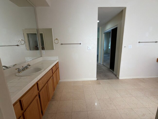 Building Photo - 709 Black Oak Way