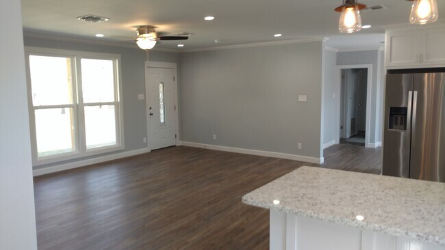 Building Photo - 601 W Tennessee Ave