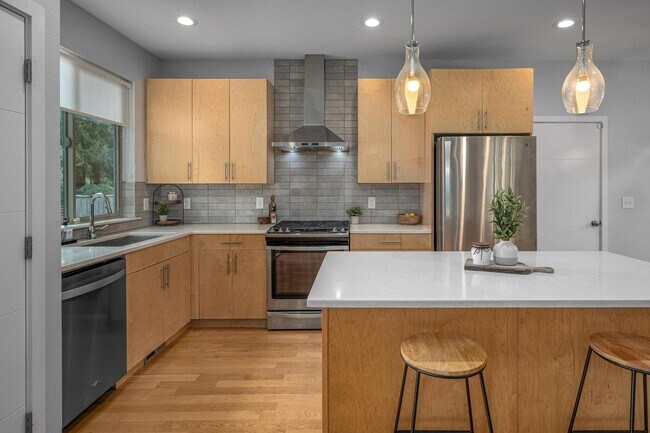 Building Photo - Modern Elegance! Eastmoreland Stunner! Pre...