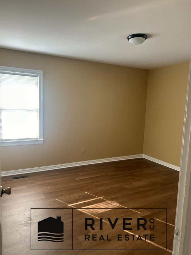 Building Photo - 520 W Collier Ave