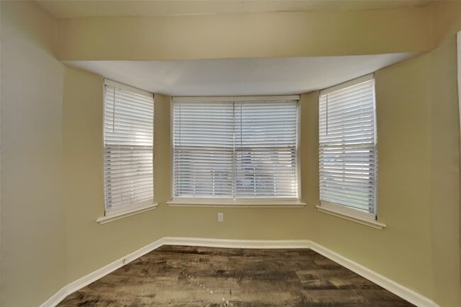 Building Photo - 9615 Orangevale Dr