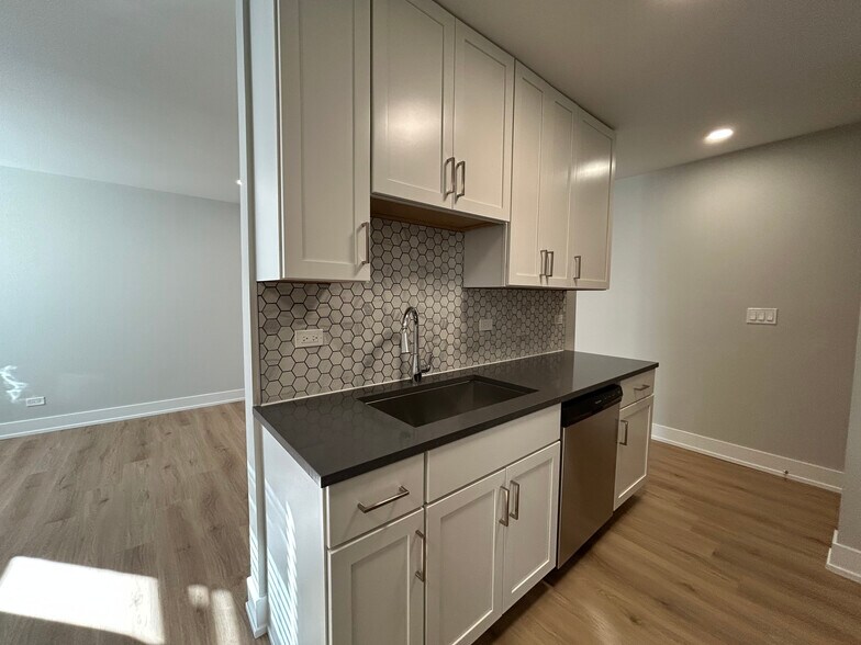 Building Photo - 540 W Aldine Ave