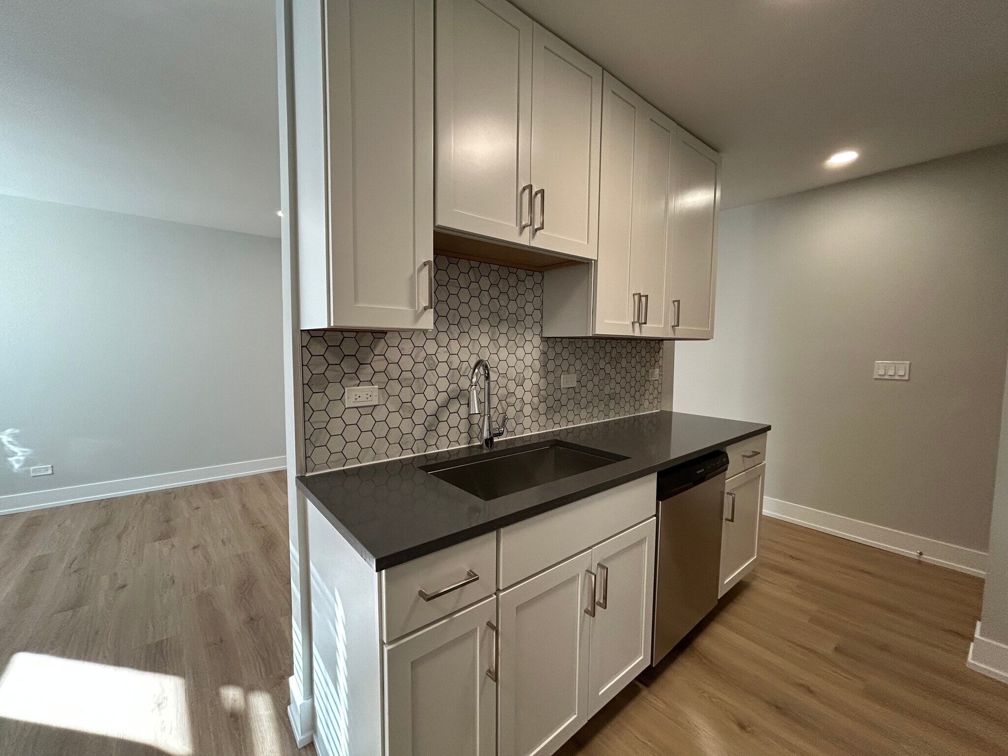 Building Photo - 540 W Aldine Ave