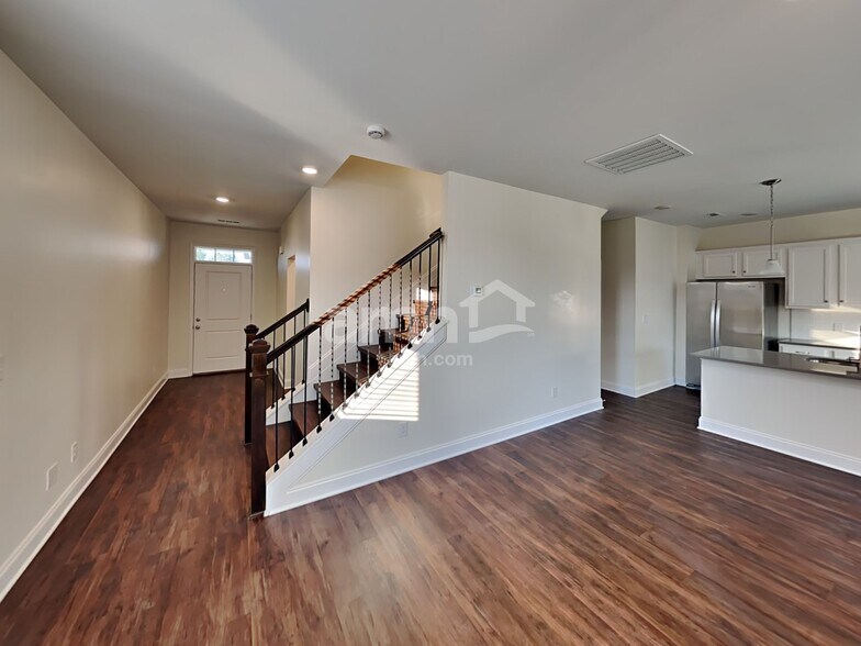 Building Photo - 5231 Valor Dr
