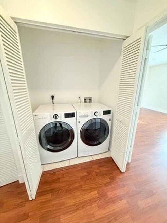 Building Photo - 2400 NW 98th Ln