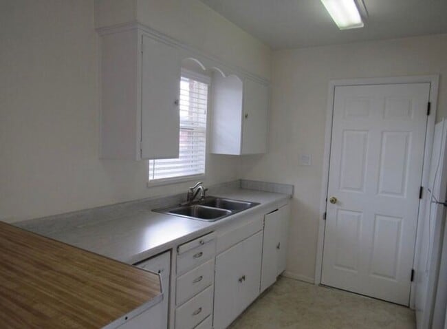 Building Photo - 1124 G St