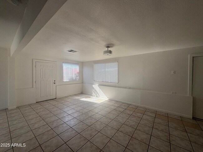 Building Photo - 2642 E Kings Ave