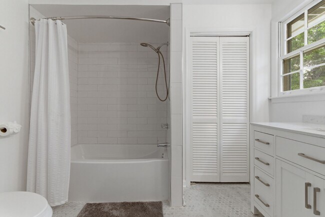 Building Photo - 308 Brookview Ct