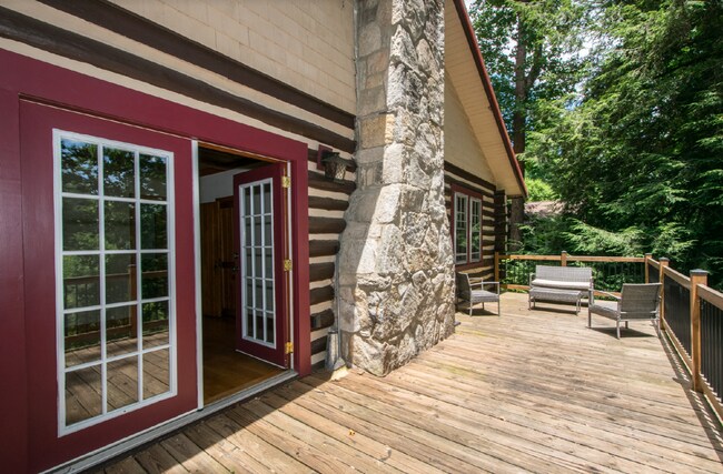 Building Photo - Laurel Park log home 3 bedroom 3 bathroom home.