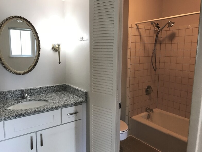 Master bath attached to MBR - 1900 Richard Jones Rd