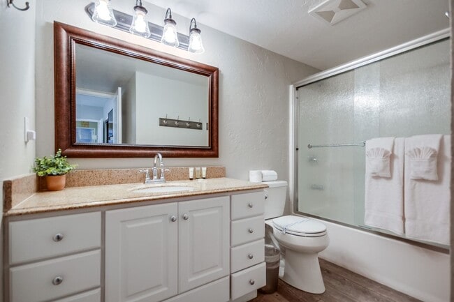 Building Photo - 824 Island Ct