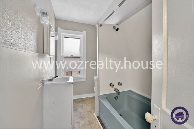 Building Photo - 3940 Vermaas Ave