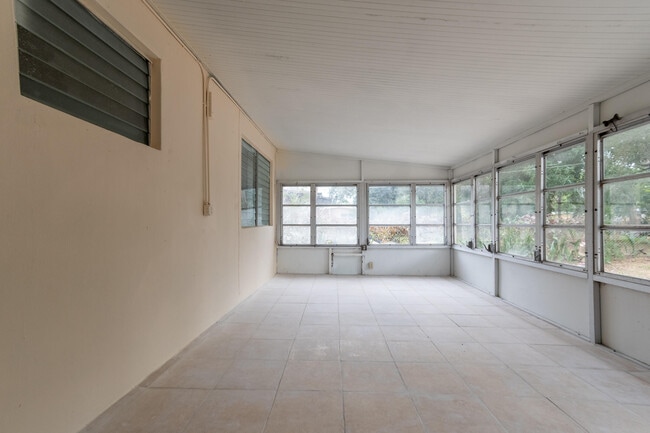 Building Photo - 170 SE Serenata Ct