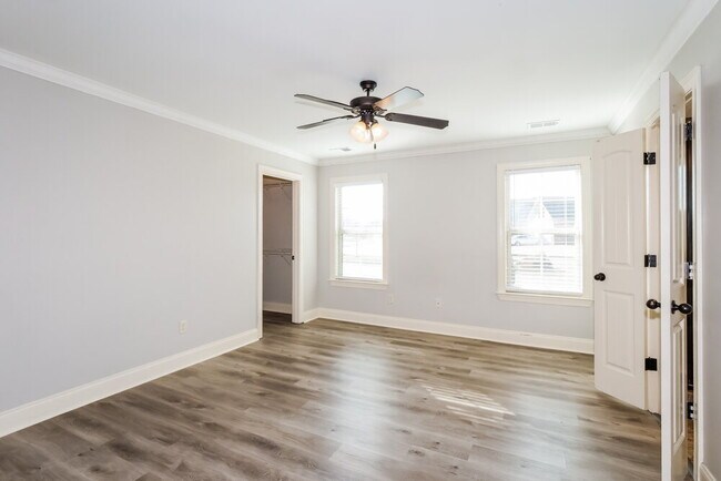 Building Photo - 5823 Bedford Pl