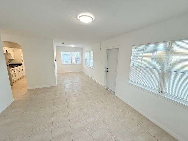 Building Photo - 912 SE Tarpon Ave