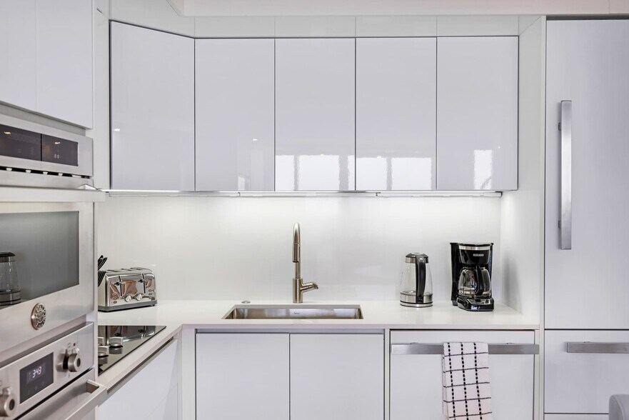 Building Photo - 1717 N Bayshore Dr