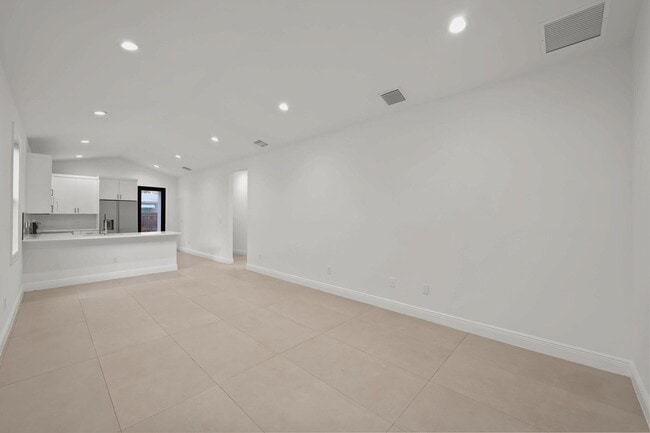 Building Photo - 633 55th St