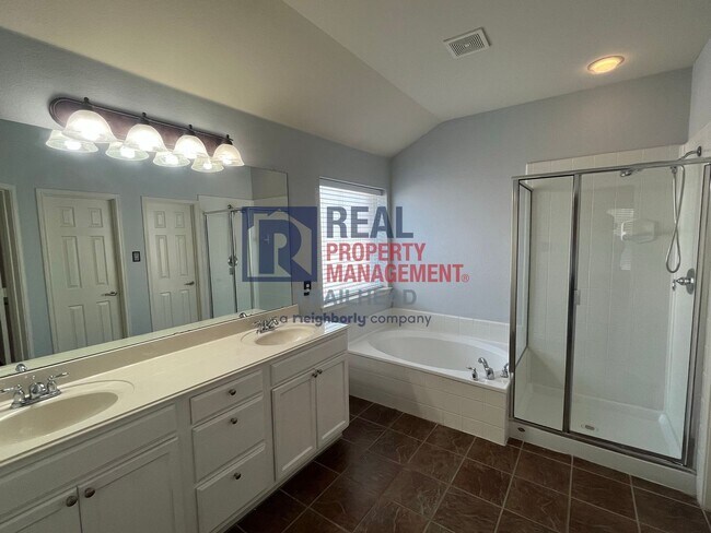 Building Photo - Spacious Single Story Home in a Great Loca...