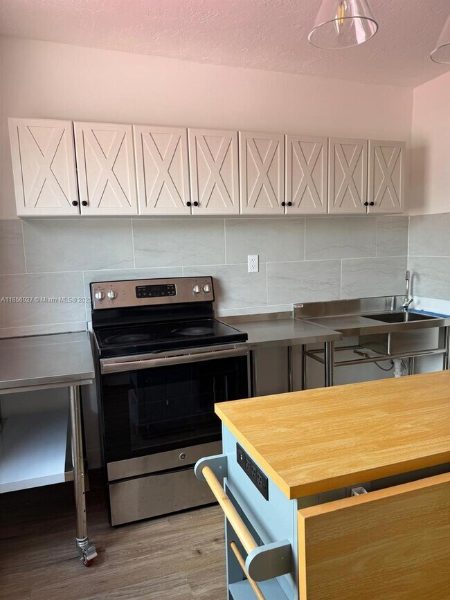 Primary Photo - 1432 NE 163rd St