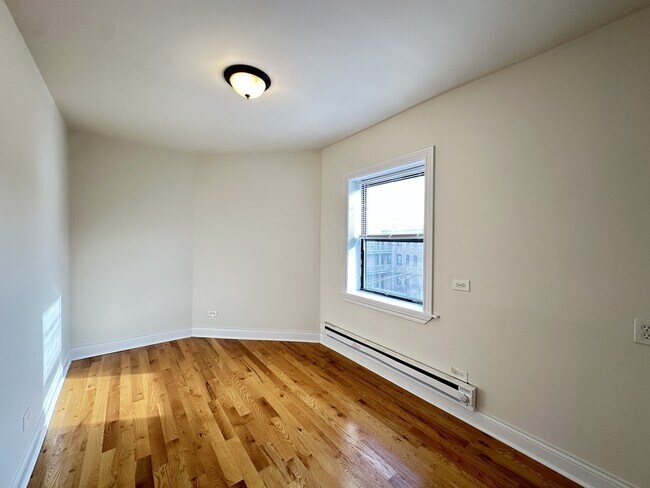 Building Photo - 824 W Cornelia