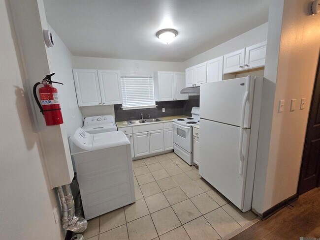 Building Photo - 947 Grebe St