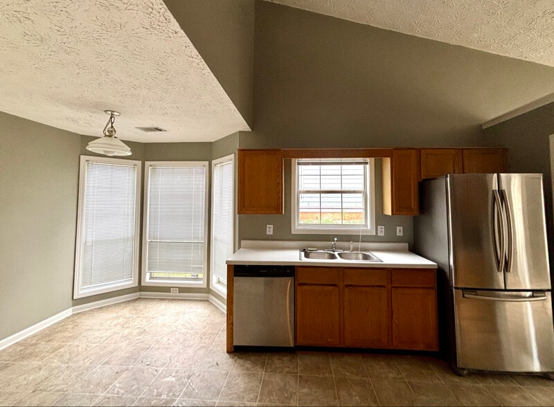 Building Photo - 2900 Camelot Woods Dr NW
