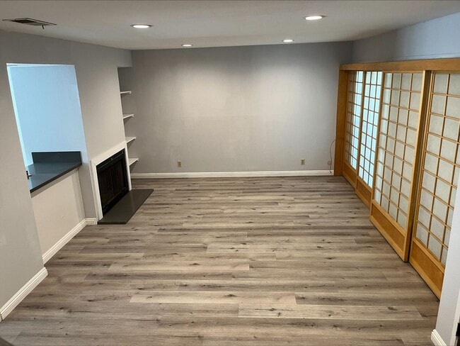 Building Photo - Condo of 3 bedrooms and 2.5 baths in Alhambra