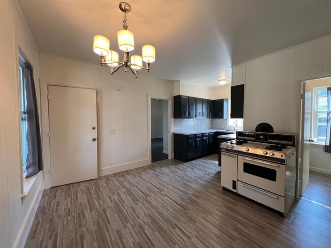 Building Photo - 471 Central St