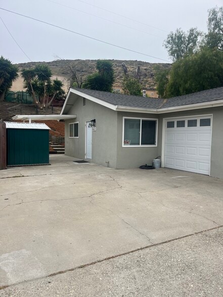 Building Photo - 411 Lawrence Dr