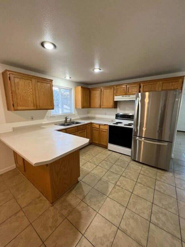 Building Photo - 710-710 Cedar St