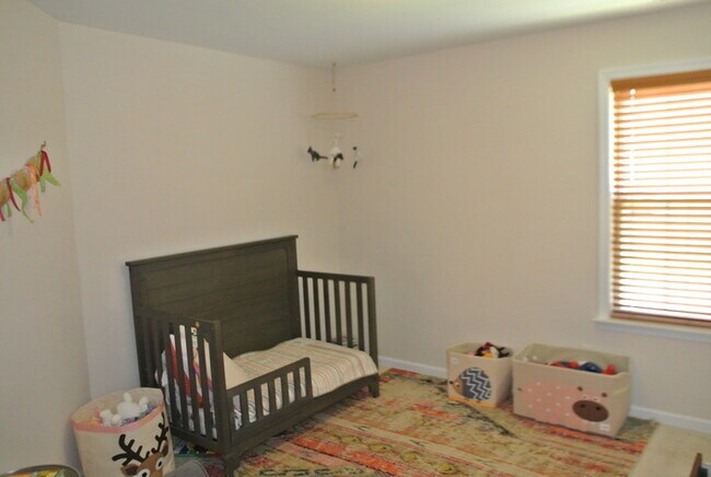 Building Photo - 2108 Summit Dr