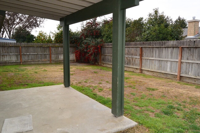Building Photo - 3 bedroom 2 bathroom home in SW Visalia
