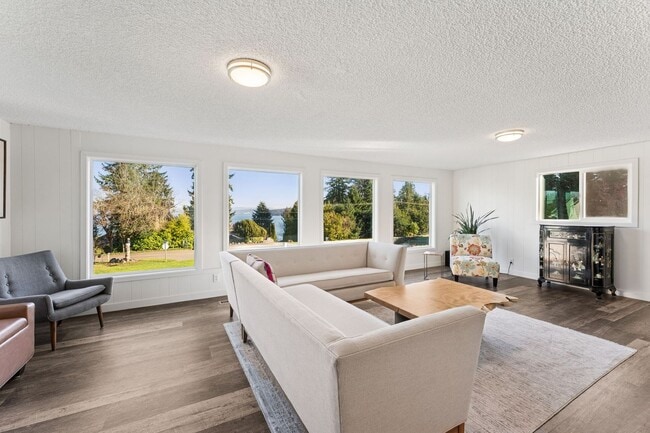 Building Photo - Waterfront Living!