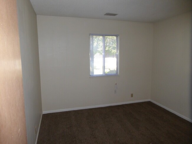 Building Photo - 2 Bedroom Apartment Across from Baesler's