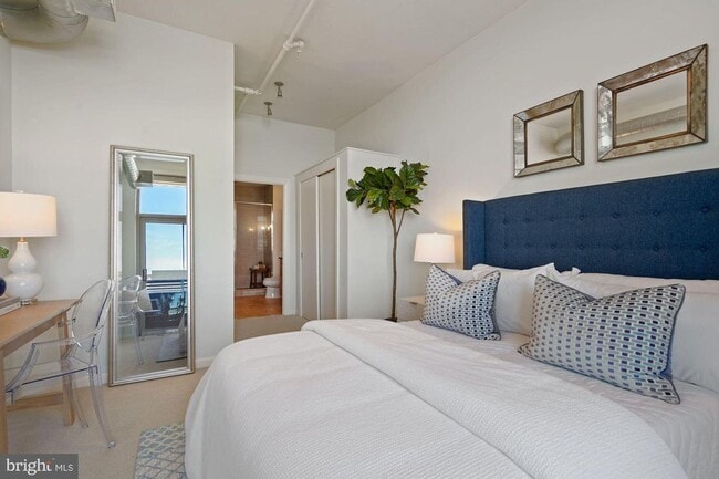 Building Photo - Incredible 11th Floor 2BR/2BA Condo (including reserved garage parking) in Vibrant Mount Vernon T...