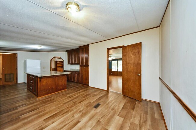 Building Photo - 18915 Sawmill Dr