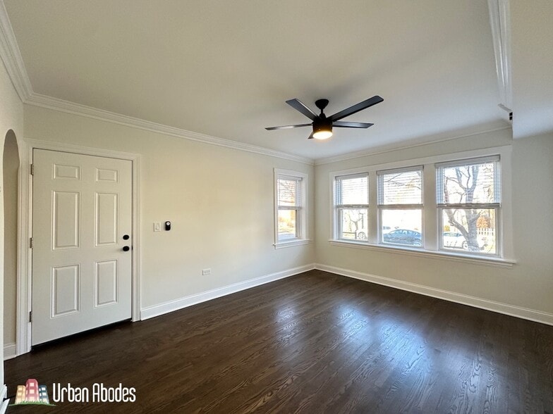 Building Photo - 3045 W Addison St