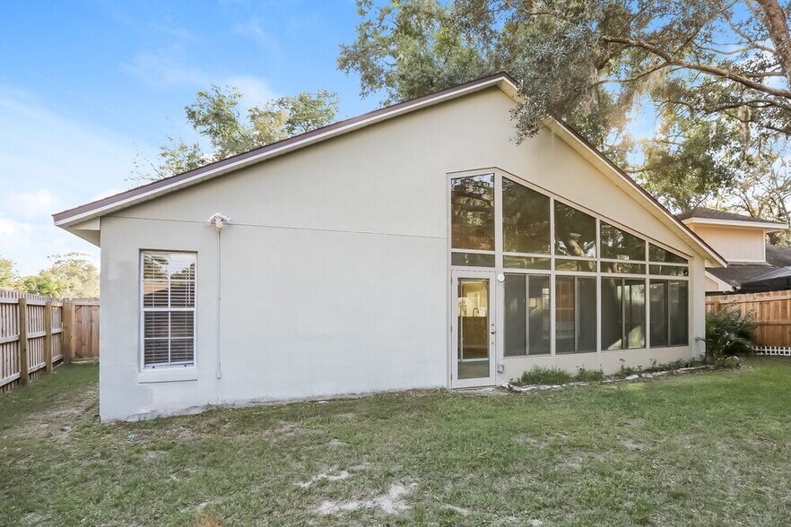 Building Photo - 1533 Oakwood Ct