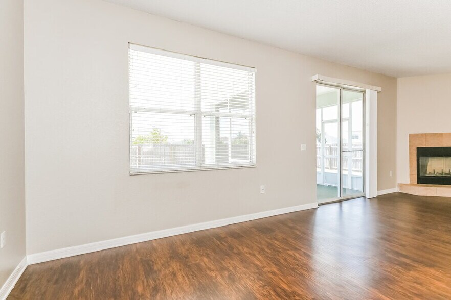 Building Photo - 6033 Live Oak Dr