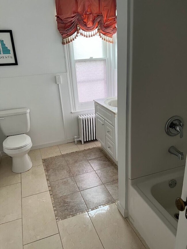 Building Photo - Spacious 4/5 Bedroom Home