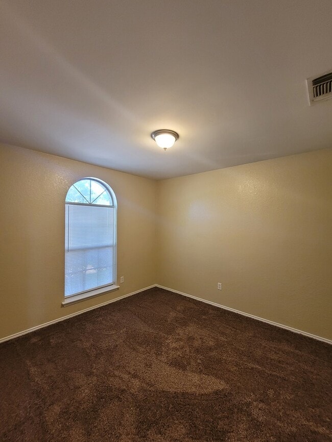Building Photo - MOVE IN SPECIAL!!!! Cedar Hill home featur...