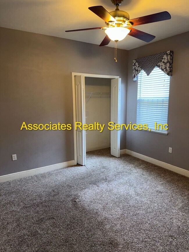 Building Photo - Willow Oak SW 3/2, a must see