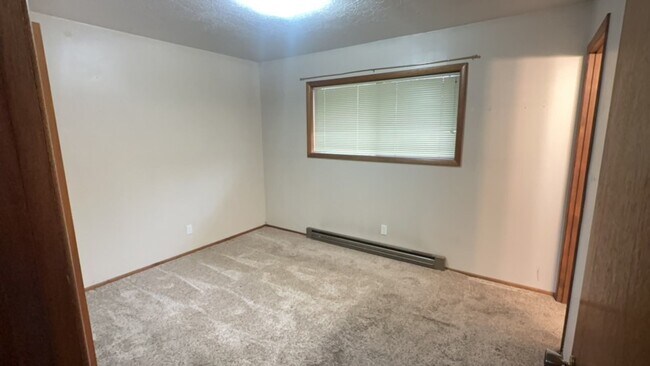 Building Photo - Charming 3BR/2.5BA Home with Fenced Yard in NE Madras